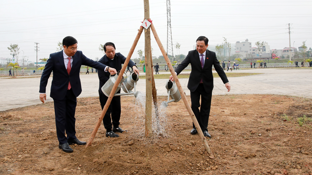 Các đồng chí: Dương Văn Thái, Vũ Trí Hải và lãnh đạo Công ty TNHH Xây dựng và Thương mại Lam Sơn trồng cây tại lễ phát động.